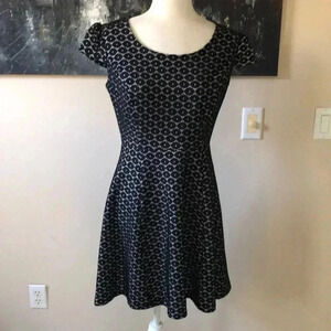 En Focus Black & White Knitted Circle Design Mini Dress w/Cap Sleeves-Size 10